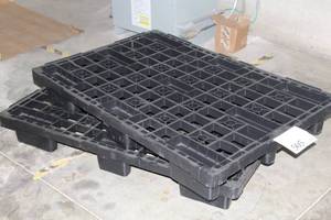 lot 505 image: Lot of (2) Plastic Pallets