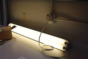 lot 537 image: 48 2-Lamp Fluorescent Light Fixture