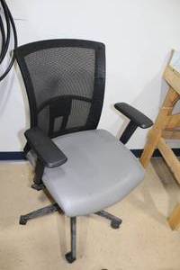 lot 550 image: Rolling Office Arm Chair with Vent Back