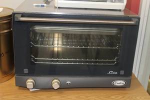 lot 627 image: Cadco OV-013 Lisa Half Size  3 Shelves Oven