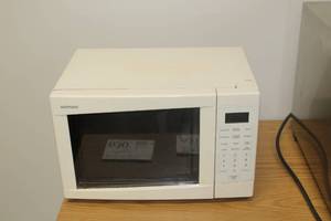 lot 630 image: GE Hotpoint Household Microwave Oven