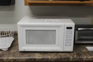 lot 639 image: GE Household Microwave Oven