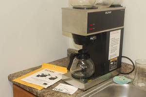 lot 646 image: Bunn Coffee Maker with Coffee Pots