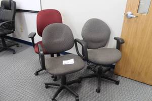 lot 659 image: Lot of (3) Rolling Office Arm Chairs