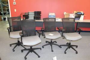 lot 677 image: Lot of (4) PaddedVent Back Rolling Office Chairs
