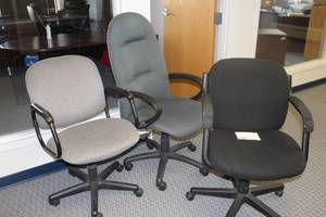 lot 698 image: Lot of (3) Rolling Office Arm Chairs