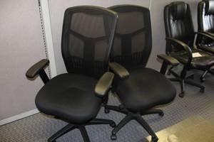 lot 721 image: Lot of (2) Rolling Office Arm Chairs