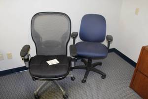 lot 728 image: Lot of (2) Rolling Office Arm Chairs