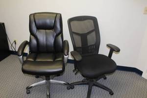 lot 766 image: Lot of (2) Rolling Office Arm Chairs
