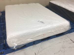 lot 7 image: Brand New Kudd.ly 12 Memory Foam Queen Mattress