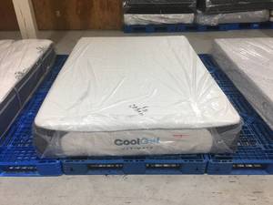 lot 7 image: Brand New Classic Brands Cool Gel Ultimate Memory Foam Queen Mattress