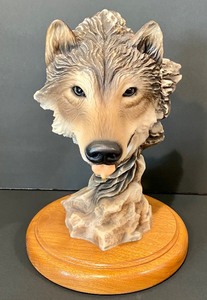 lot 29 image: Resin Wolf Figurine by Herrero