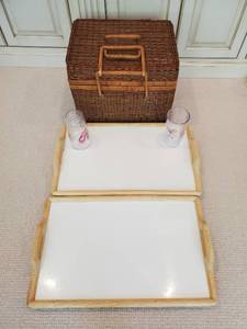 lot 21 image: Picnic Set & Trays