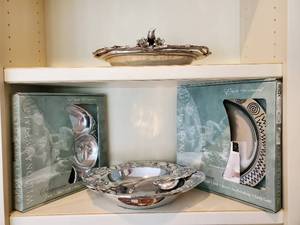 lot 23 image: Metal Serving Dcor
