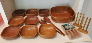 lot 24 image: Wood Dish Dcor