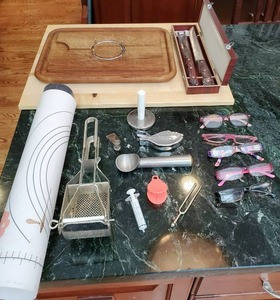 lot 36 image: Collection of kitchen items
