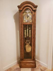 lot 300 image: 1970s Grandfather Clock by Colonial