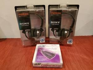 lot 306 image: Two Headphones and Flash Card Reader