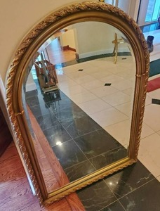 lot 8 image: Wall Mirror