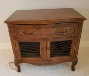 lot 102 image: Night Stand by Henredon Four Centuries