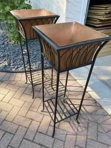 lot 334 image: Two Planters