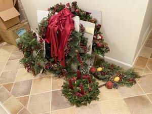 lot 323 image: Christmas Dcor, Garland and Mantle Piece