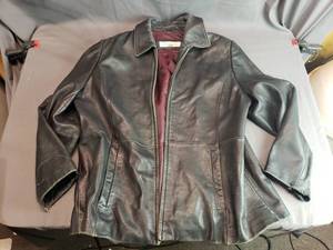 lot 85 image: Size 1X Liz Clairborne Leather Jacket