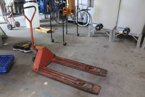 lot 204 image: Pallet Jack