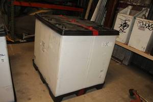 lot 206 image: Uline CollapsibleStackable Gaylord