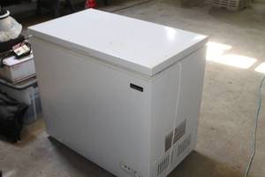 lot 315 image: Magic Chef HMCF7W2 Chest Deep Freezer
