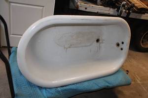 lot 320 image: Cast Iron Claw Foot Tub