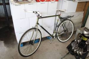 lot 334 image: Raleigh 24 Mens Single-speed Street Bike 24 Green Frame