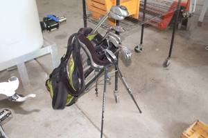 lot 333 image: Callaway Golf Club Set - Golf Club Irons and Drivers, Golf Bag w Stand