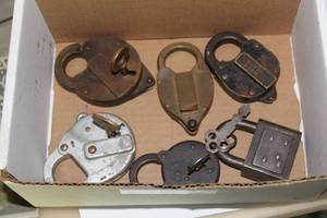lot 347 image: Lot of (6) Vintage Locks