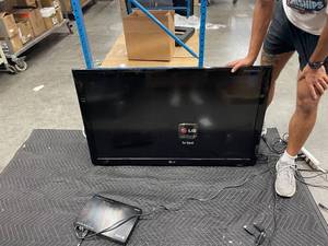 LG 42LD450C 42 Class Full HD 1080p LCD TV  Television  Display