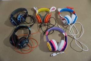 lot 79 image: Assorted Headphones