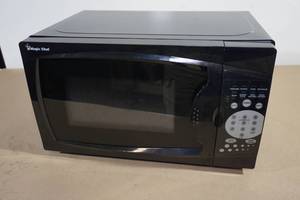 lot 47 image: Magic Chef Countertop Microwave Oven