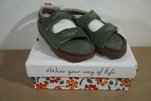 lot 56 image: NEW Muk Luks Bounce House Sandals - Womens 9