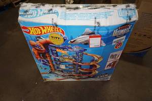 lot 59 image: Hot Wheels Super Ultimate Garage Play Set