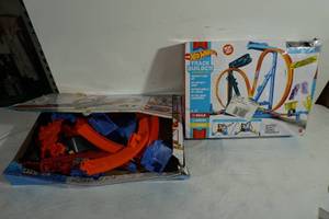 lot 129 image: Hot Wheels Track Pieces