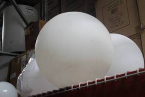 lot 280 image: 18 Ornamental Ball