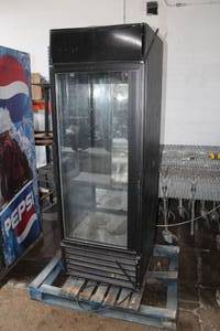 lot 18 image: True GDM-23W 13 hp Commercial Beverage Cooler