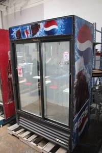 lot 19 image: True GDM-45 12 hp Commercial Beverage Cooler