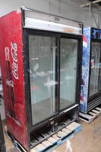 lot 20 image: True GDM-45 12 hp Commercial Beverage Cooler