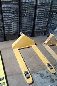 lot 26 image: Mighty Lift Pallet Jack
