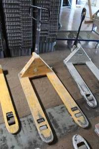 lot 27 image: CFA Material Handling Pallet Jack