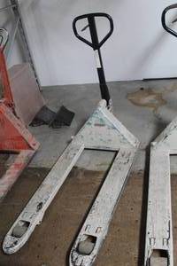 lot 28 image: Crown Pallet Jack