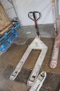 lot 30 image: Crown Pallet Jack