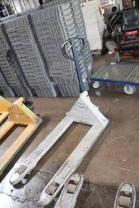 lot 31 image: Crown Pallet Jack