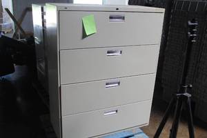 lot 67 image: Hon Metal Lateral File Cabinet 4-drawer